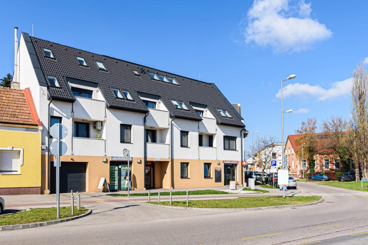 Hid19 Apartman Gyor Belvaros-Free Parking-Terrace Az Rq Vizi Elmenypark Es Gyogyfuerdonel Exterior foto